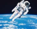 Почему космонавты в космосе находятся в состоянии невесомости?