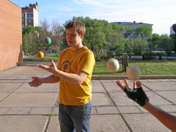 Научиться жонглировать легко