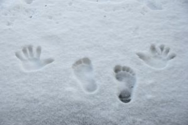 Следы на снегу от обуви и рук